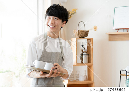 接客するカフェ店員の男性 接客するカフェ店員の男性 67483665