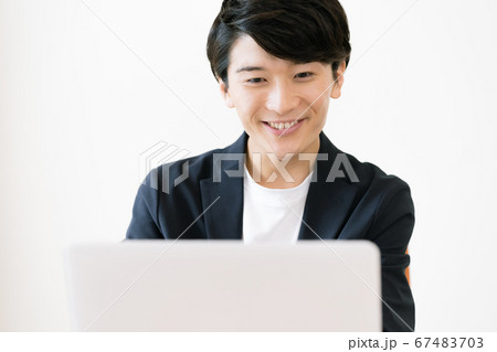 リモートミーティングをする男性【説明】 リモートミーティングをする男性【説明】 67483703