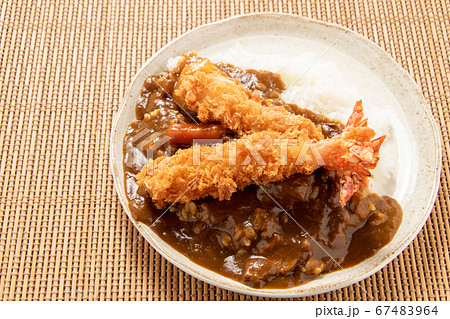 エビフライが2本のせられたカレーライス(エビフライカレー)。 エビフライが2本のせられたカレーライス(エビフライカレー)。 67483964
