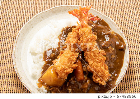 エビフライが2本のせられたカレーライス(エビフライカレー)。 エビフライが2本のせられたカレーライス(エビフライカレー)。 67483966