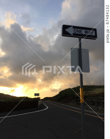 ハワイの一本道にある夕日の中の標識 ハワイの一本道にある夕日の中の標識 67484132