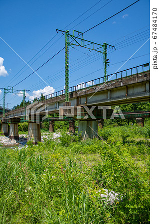 上越線 魚野川 新緑の風景 新潟県湯沢町 上越線 魚野川 新緑の風景 新潟県湯沢町 67484170