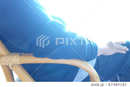窓辺に座るお年寄り　シニア女性　 67484181