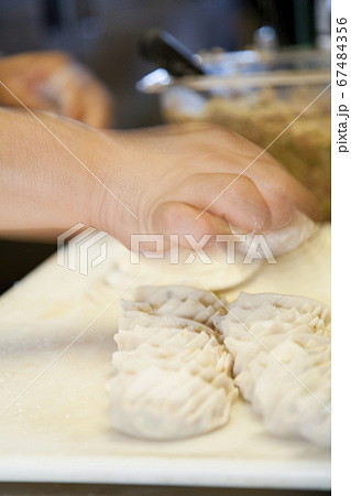 餃子を包む手元 餃子を包む手元 67484356