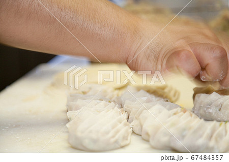 餃子を包む手元 餃子を包む手元 67484357