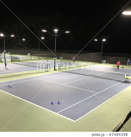 夜のテニスコート 67484398