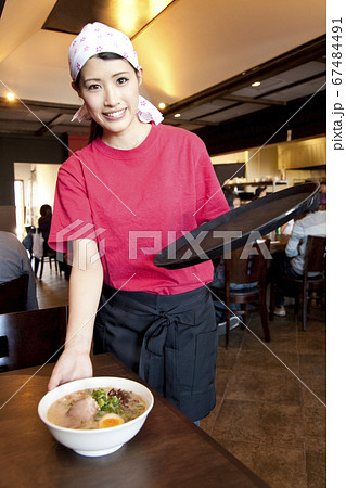 ラーメンを運ぶ店員 67484491