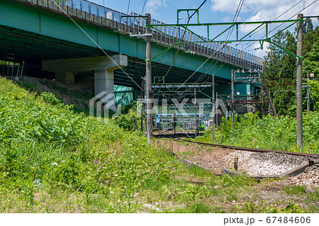上越線土樽駅付近　関越自動車道　新緑のころ　風景　新潟県湯沢町　 67484606
