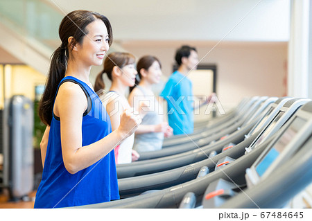 女性 フィットネス スポーツジム エクササイズ 女性 フィットネス スポーツジム エクササイズ 67484645