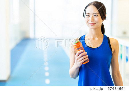 女性　フィットネス　スポーツジム　エクササイズ 67484664