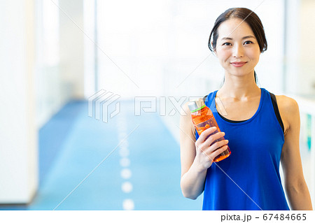 女性　フィットネス　スポーツジム　エクササイズ 67484665