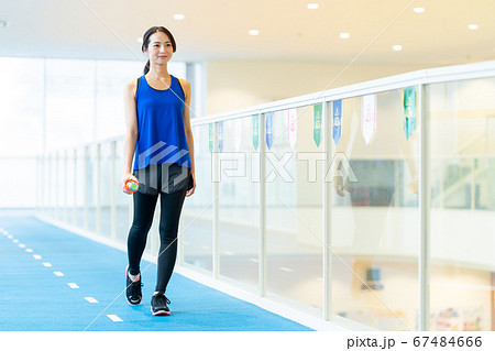 女性　フィットネス　スポーツジム　エクササイズ 67484666