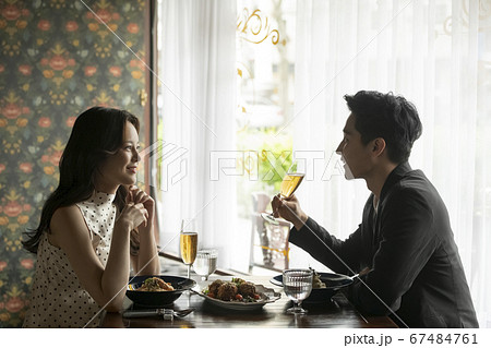 カップル 夫婦 レストラン 67484761