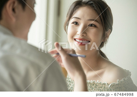 カップル 恋人 夫婦 67484998