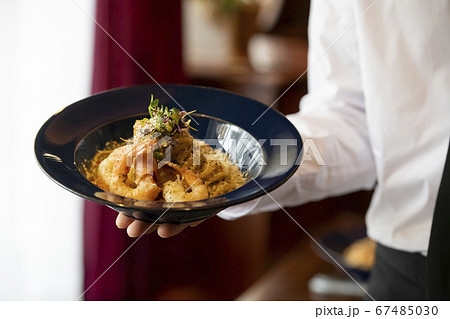 手 スタッフ ウェイター 67485030