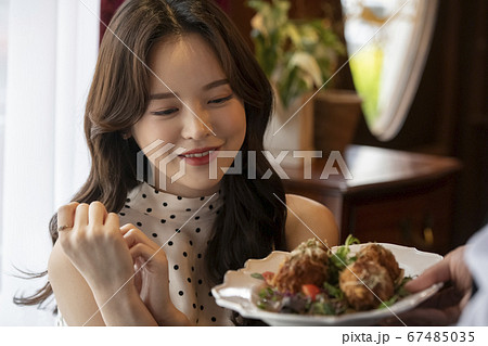 食事 女性 女 67485035