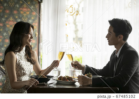 カップル レストラン 食堂 67485102