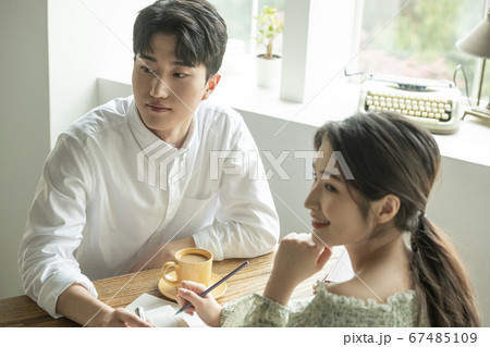 ライフスタイル カップル 夫婦 67485109