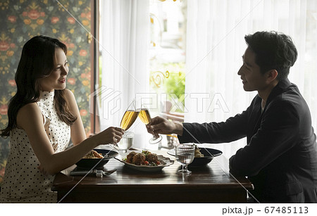 カップル レストラン 食堂 67485113