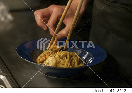 シェフ 料理 調理 67485124