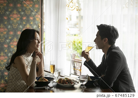 カップル 夫婦 レストラン 67485129