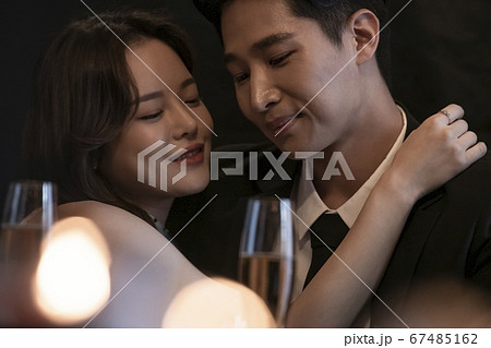 カップル 夫婦 デート 67485162