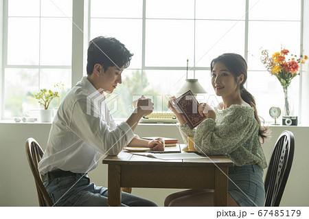 カップル 夫婦 デート 67485179