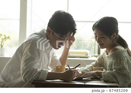 カップル 恋人 夫婦 67485209