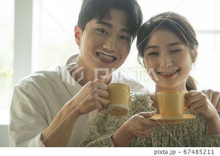 カップル 恋人 夫婦 67485211