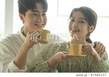 ライフスタイル カップル 夫婦 67485237