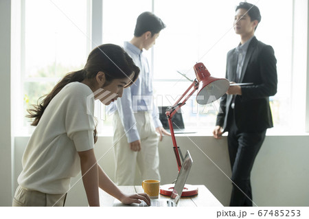 ビジネス 女性 女 67485253