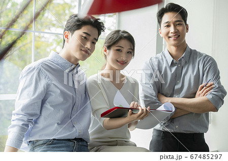 ビジネス 女性 女 67485297