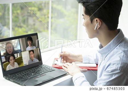 ビデオ通話 テレビ電話 ビジネスマン 67485303