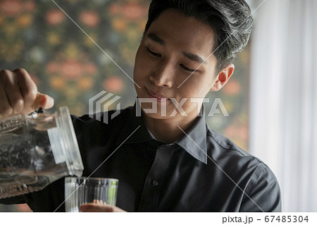 男 男性 男の子 67485304