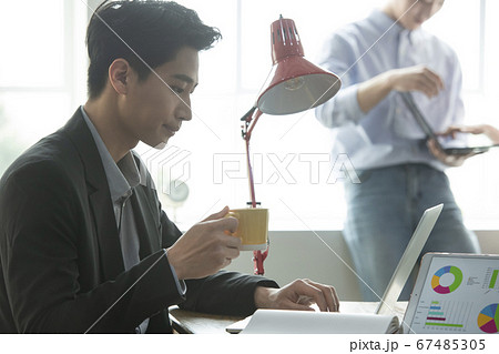 ビジネス 男 男性 67485305