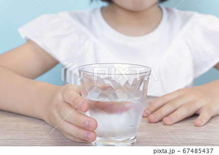 冷たい水を飲む女の子 冷たい水を飲む女の子 67485437