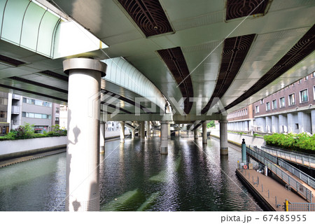 日本橋川と首都高速高架橋 67485955
