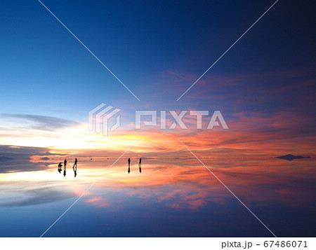 ＜ボリビア＞ウユニ塩湖の夕暮れ（1月の新月に撮影） 67486071