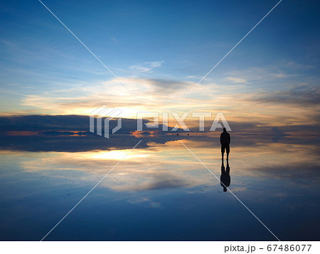 ＜ボリビア＞ウユニ塩湖の夕暮れ×男性（1月の新月に撮影） 67486077
