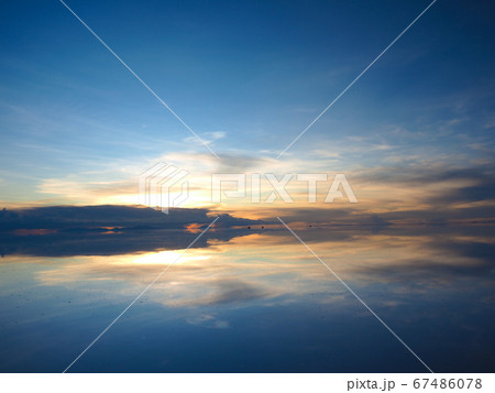 ＜ボリビア＞ウユニ塩湖の夕暮れ（1月の新月に撮影） 67486078
