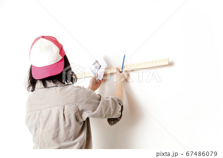 壁画を描く女性 壁画を描く女性 67486079