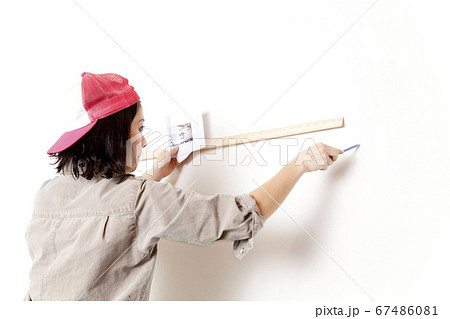壁画を描く女性 67486081