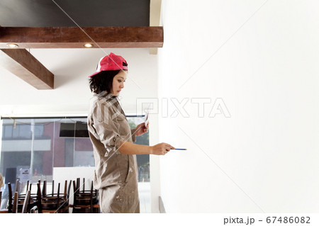 壁画を描く女性 67486082