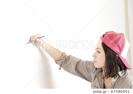 壁画を描く女性 67486091