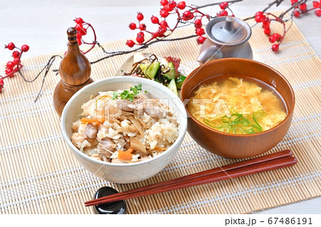 鶏ごぼうときのこご飯（混ぜごはん）、かき玉汁、胡瓜とタコの塩昆布。 67486191