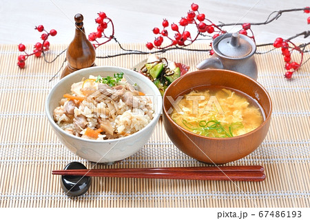 鶏ごぼうときのこご飯(混ぜごはん)、かき玉汁、胡瓜とタコの塩昆布。 鶏ごぼうときのこご飯(混ぜごはん)、かき玉汁、胡瓜とタコの塩昆布。 67486193