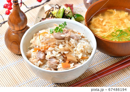 鶏ごぼうときのこご飯 混ぜごはん かき玉汁 胡瓜とタコの塩昆布 の写真素材 67486194 Pixta