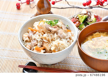 鶏ごぼうときのこご飯(混ぜごはん)、かき玉汁、胡瓜とタコの塩昆布。 鶏ごぼうときのこご飯(混ぜごはん)、かき玉汁、胡瓜とタコの塩昆布。 67486196