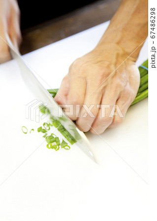 ネギを切る手元 67486298
