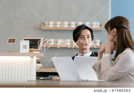 サテライトオフィスで働く男女 67486563